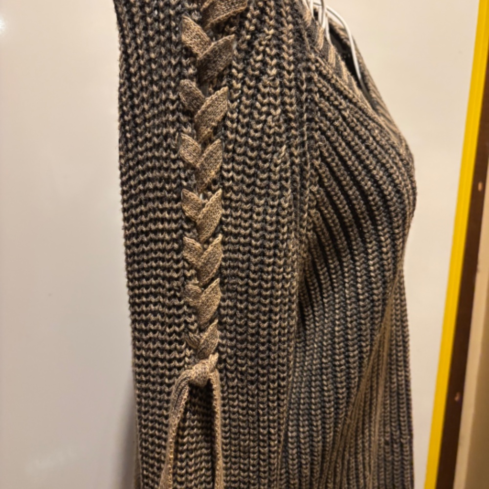 Romeo & Juliet Couture Small Sweater - Picture 6 of 6